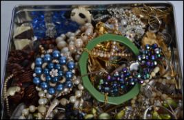 A good collection of vintage costume jewellery to