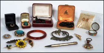 A collection of vintage and retro costume jewellery to include Brooches, Jet earrings and