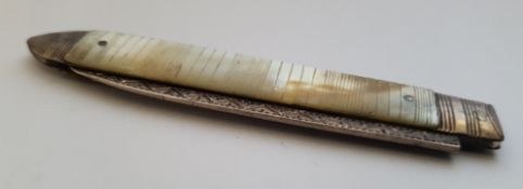 A Georgian hallmarked silver and mother of pearl penknife / fruit knife having a etched blade and