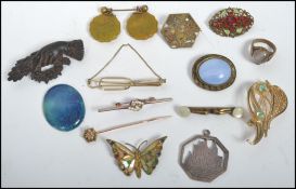 A collection of vintage 19th and 20th century jewellery to include a Ruskin brooch, a 9ct gold pin