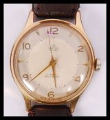 A 1950's vintage gents Smiths Deluxe yellow metal wristwatch having a 17 jewel movement. Cream