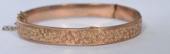A hallmarked 9ct gold bracelet bangle with ivy decoration. Hallmarked Birmingham. Total weight 9.