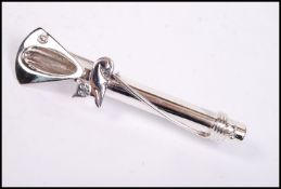 A sterling silver bar brooch in the form of a posy with pin to verso depicting a cat. Weighs 7.8