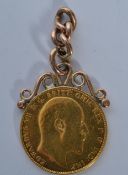 A 1907 Edward VII full sovereign with a 9ct gold scroll soldered pendant setting to the top. Total