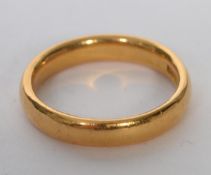 A hallmarked 22ct gold band ring. Hallmarked London ,1924. Weight 5.8g. Size M.