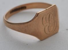 A  hallmarked 9ct gold signet ring. Hallmarked Birmingham. Weight 3.1g. Size V.
