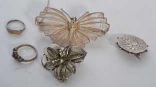 A collection of 5 pieces of white metal and 925 silver jewellery to include a Victorian brooch pjn