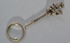 A sterling silver magnifying eye piece having a cherub playing a lute to top. Weighs 18.2 grams