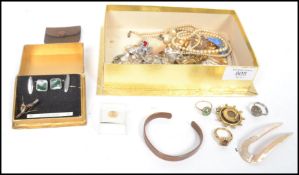 A collection of vintage 20th century costume jewellery to include vintage sweetheart brooch, cuff