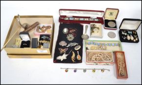 A good collection of vintage 20th century costume jewellery to include various brooches, micro-