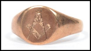 A hallmarked 9ct gold gentleman's signet ring having an engraved Masonic symbol. Weighs 5.2 grams