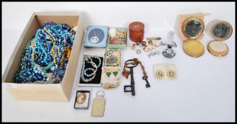 A collection of vintage 20th century costume dress jewellery to include rhinestone brooches, crystal