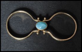 A 14ct gold articulating double shank ring set with blue and orange alternating stones. Marked