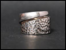 A hallmarked Italian 925 silver band crossover ring having stippled decoration. Hallmarked