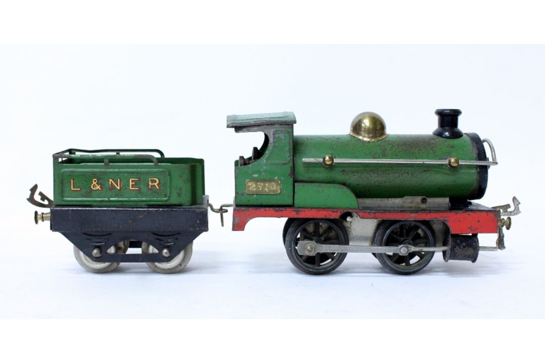 A MECCANO 0-4-0 L & NER GREEN LIVERIED LOCOMOTIVE and tender No. 2710, 28cm long overall