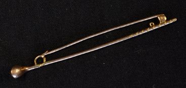 9ct gold golf club bar brooch - overall 2.75 inch