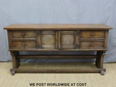 A Georgian style oak sideboard (H87 x W177 x D47cm)