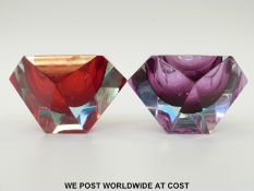 A pair of Murano Sommerso glass bowls with red and purple colouration, each 12.5cm in diameter.