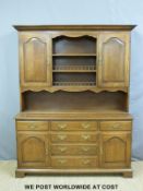 An oak dresser (H202 x W155 x D46cm)