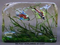 Gino Cenedese, Murano glass aquarium block with two fish swimming amongst seaweed 24x17x4.