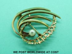 A 9ct gold brooch set with a faux pearl (4.