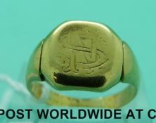 An 18ct gold signet ring, Birmingham 1926 (8.