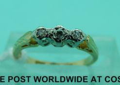 An 18ct gold ring set with three diamonds in a platinum setting (size H)