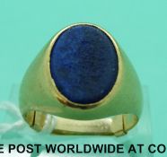 An 18ct gold ring set with lapis lazuli (10.