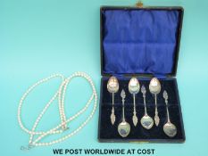 A cased set of Art Nouveau hallmarked silver tea spoons with Art Nouveau finials,
