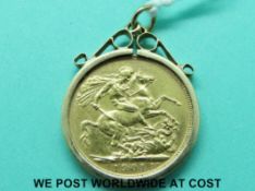 A 1901 gold full sovereign mounted in a 9ct gold pendant (9.