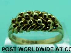 An 18ct gold ring with plaited design, Chester 1904 (4.