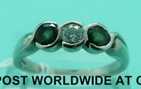 An 18ct white gold ring set with a diamond and two tourmalines (size U)