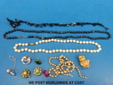 A collection of jewellery to include cultured pearl necklace with 18ct gold clasp,