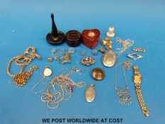A collection of jewellery to include a 9ct gold ring, inlaid brooch, Liberty style brooch,