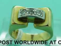 An 18ct gold ring set with three diamonds in a platinum setting (6.