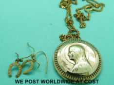 A 9ct gold locket on 9ct gold chain and a pair of 9ct gold horseshoe earrings (14.