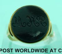 A hallmarked 18ct gold intaglio ring set with blood stone, Birmingham 1900 (5.