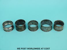 Five various hallmarked silver and white metal napkin rings (115g)