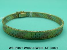 A 9ct tri-coloured bracelet (13.