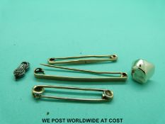 Three 9ct gold bar brooches (5.4g), yellow metal tooth cap (3.
