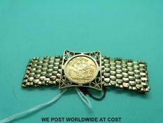 A 1915 gold full sovereign with Melbourne mint mark mounted in a 9ct gold gate bracelet (27.