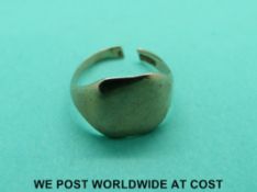 A 9ct gold signet ring (3.