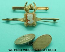 A 9ct gold brooch in the form of a horseshoe and horse's head,