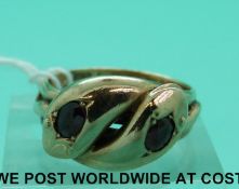 A Victorian 9ct gold ring in the form of two intertwined snakes with a garnet set to each head (6g,
