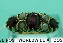 A 9ct gold ring set with garnet (size M)