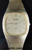 Seiko 18ct gold gentleman's wristwatch with gold hands and baton markers,