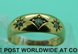 An 18ct gold ring set with three diamonds (size J)