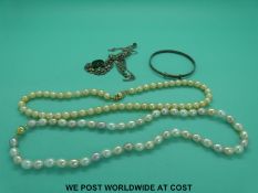 A single strand of pearls with a 9ct gold clasp,