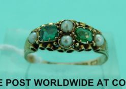 A Victorian 15ct gold ring set with seed pearls and emeralds (size M)