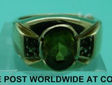A 9ct gold ring set with a peridot (size T)